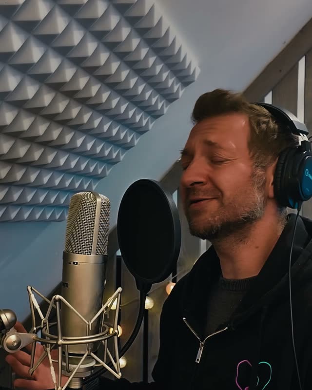 Felix singt Peters Song im Studio ein